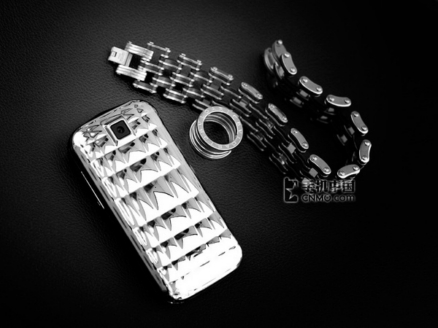 Kiều-nữ-dáng-gập-long-lanh-Samsung-Diva-S5150