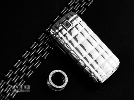 Kiều-nữ-dáng-gập-long-lanh-Samsung-Diva-S5150