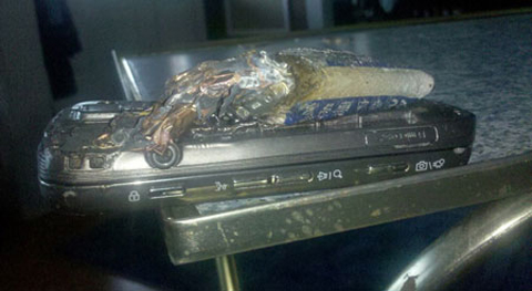 Điện-thoại-Samsung-nổ-trong-xe-hơi