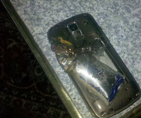 Điện-thoại-Samsung-nổ-trong-xe-hơi