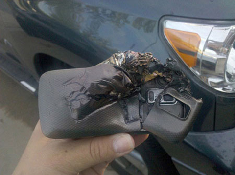 Điện-thoại-Samsung-nổ-trong-xe-hơi
