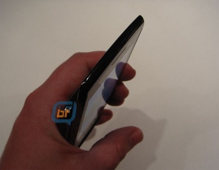 Chân-dung-điện-thoại-BlackBerry-cảm-ứng-trượt