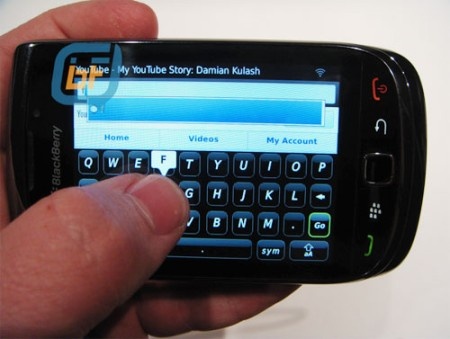 Chân-dung-điện-thoại-BlackBerry-cảm-ứng-trượt