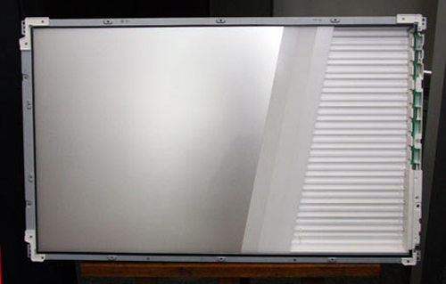 Màn hình LCD thường với hệ thống đèn huỳnh quanh lạnh CCFL nằm ở phía sau tấm nền. Ảnh: Cnet.