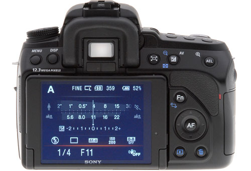 Mặt sau với hệ thống phím thiết kế khá giống phiên bản A350. Màn hình lật xoay khá linh hoạt với giao diện tương đối trực quan. Ảnh: Imaging Resource.