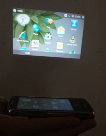 Trải nghiệm điện thoại LG tích hợp máy chiếu