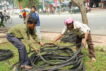 Nhà mạng ngầm hóa làm các thuê bao internet tê liệt