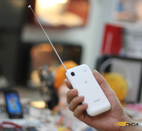 Samsung Galaxy S Snow White so sánh với phiên bản màu đen