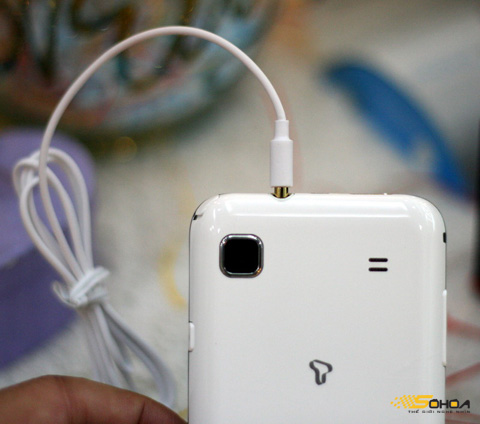 Samsung Galaxy S Snow White so sánh với phiên bản màu đen