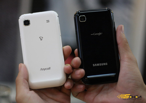 Samsung Galaxy S Snow White so sánh với phiên bản màu đen