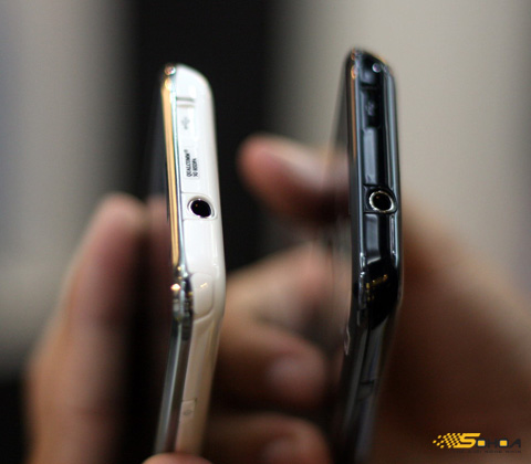 Samsung Galaxy S Snow White so sánh với phiên bản màu đen