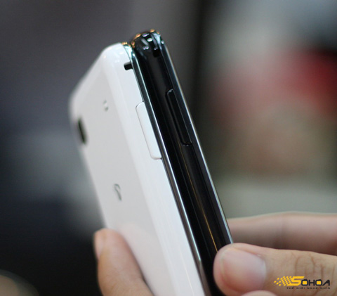 Samsung Galaxy S Snow White so sánh với phiên bản màu đen