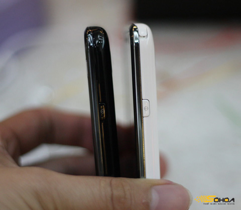 Samsung Galaxy S Snow White so sánh với phiên bản màu đen