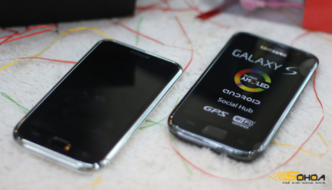 Samsung Galaxy S Snow White so sánh với phiên bản màu đen