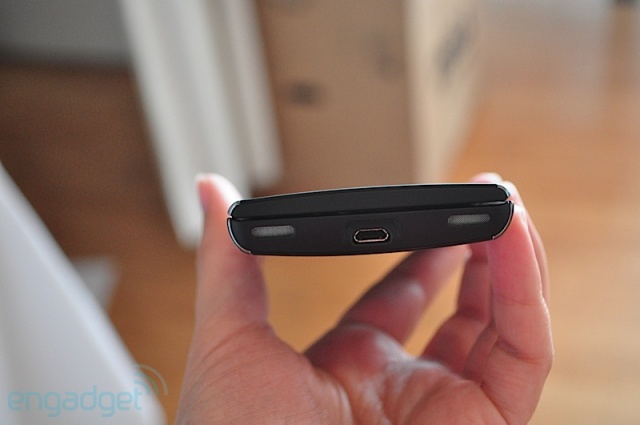 Dell trình làng Venue Pro chạy Windows Phone 7