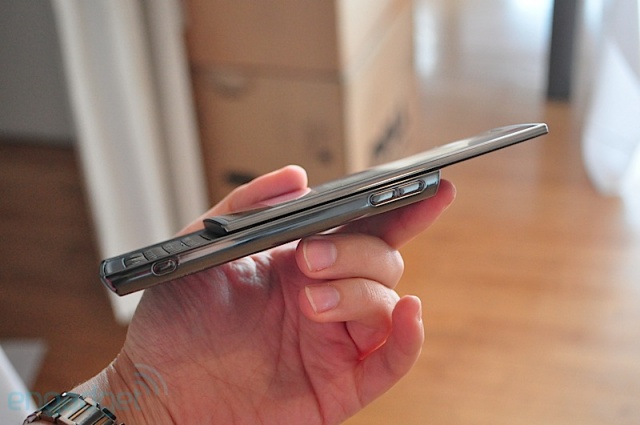 Dell trình làng Venue Pro chạy Windows Phone 7