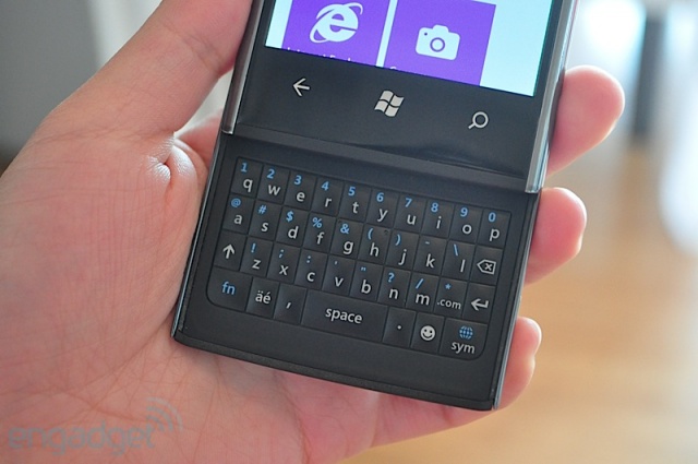 Dell trình làng Venue Pro chạy Windows Phone 7