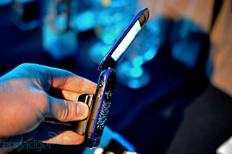 Ngắm BlackBerry Style nắp gập