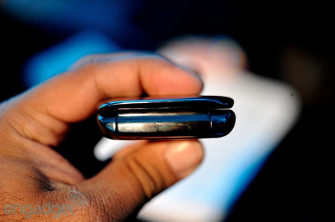 Ngắm BlackBerry Style nắp gập