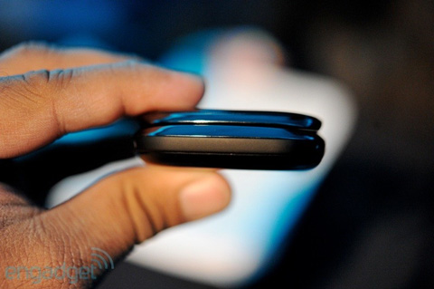 Ngắm BlackBerry Style nắp gập