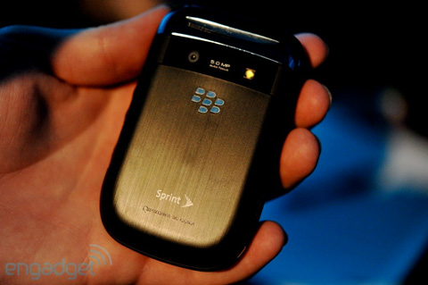Ngắm BlackBerry Style nắp gập