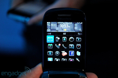 Ngắm BlackBerry Style nắp gập