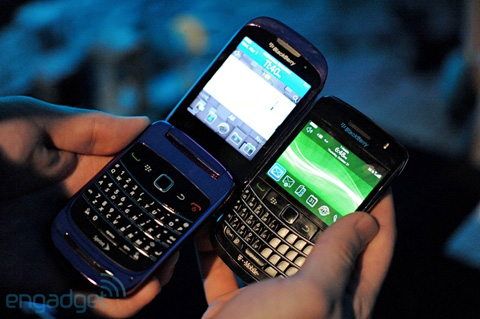Ngắm BlackBerry Style nắp gập