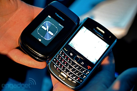 Ngắm BlackBerry Style nắp gập