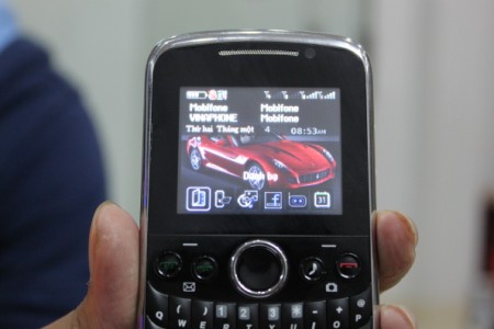 Điện thoại 4 sim 4 sóng chụp ảnh '12 chấm' đầu tiên ở VN