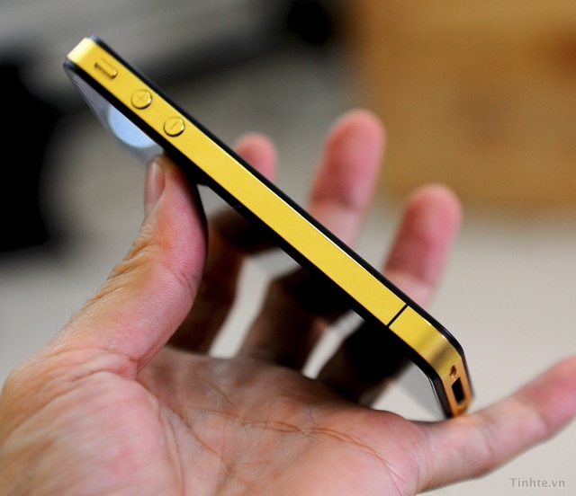 I Phone 4 được mạ vàng 236_Tren-tay-iPhone-4-ma-vang