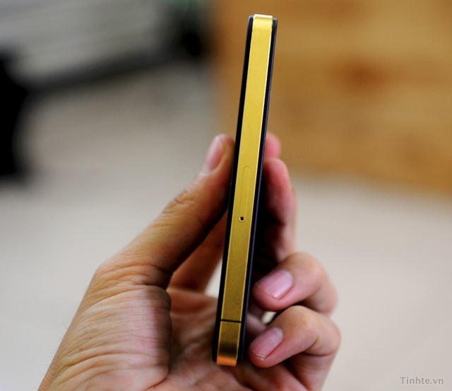 I Phone 4 được mạ vàng 237_Tren-tay-iPhone-4-ma-vang