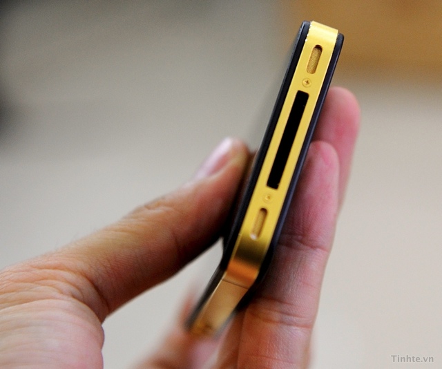 I Phone 4 được mạ vàng 238_Tren-tay-iPhone-4-ma-vang
