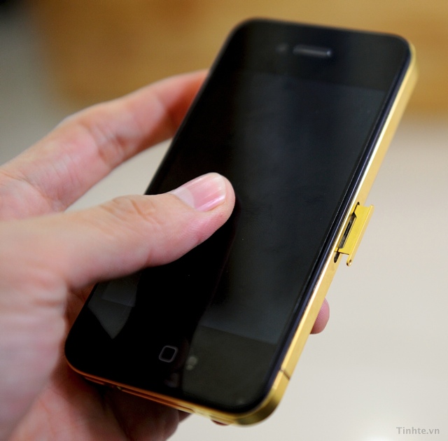 I Phone 4 được mạ vàng 249_Tren-tay-iPhone-4-ma-vang