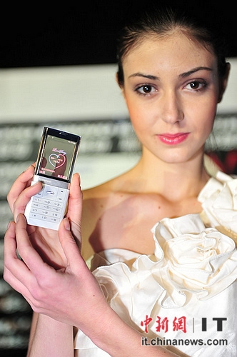 Điện thoại trong suốt màn hình màu đầu tiên