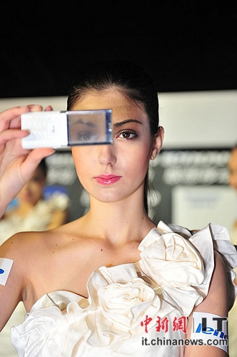 Điện thoại trong suốt màn hình màu đầu tiên