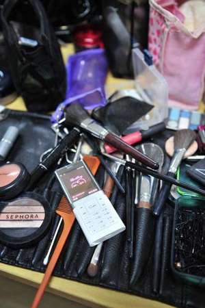 Điện thoại trong suốt màn hình màu đầu tiên