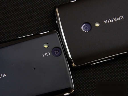 So sánh bộ đôi huyền thoại nổi nhất Sony Ericsson