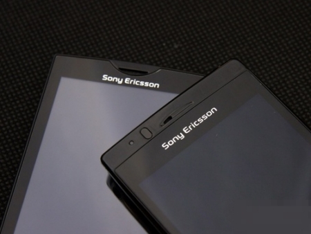 So sánh bộ đôi huyền thoại nổi nhất Sony Ericsson