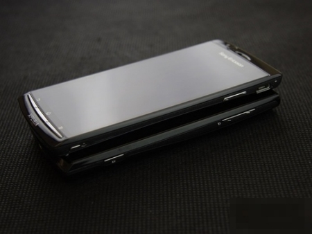 So sánh bộ đôi huyền thoại nổi nhất Sony Ericsson