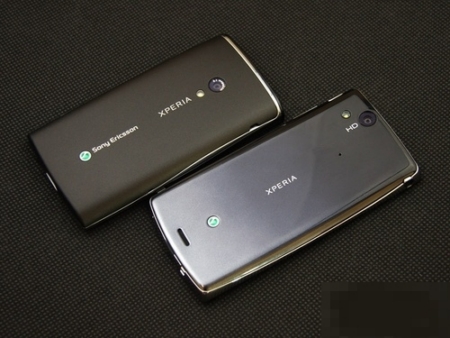 So sánh bộ đôi huyền thoại nổi nhất Sony Ericsson