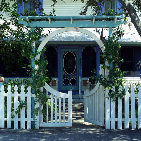 Hàng rào nhà ai màu trắng