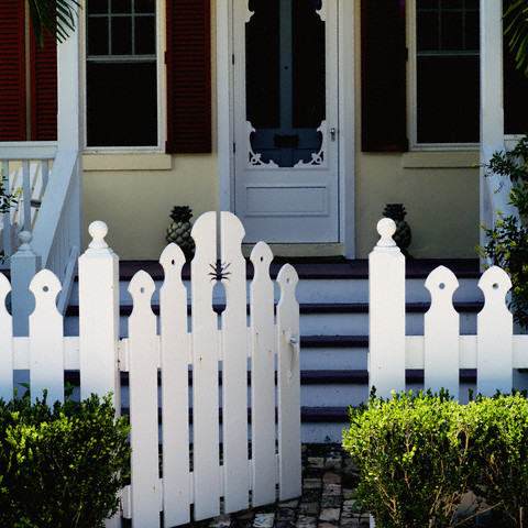 Hàng rào nhà ai màu trắng