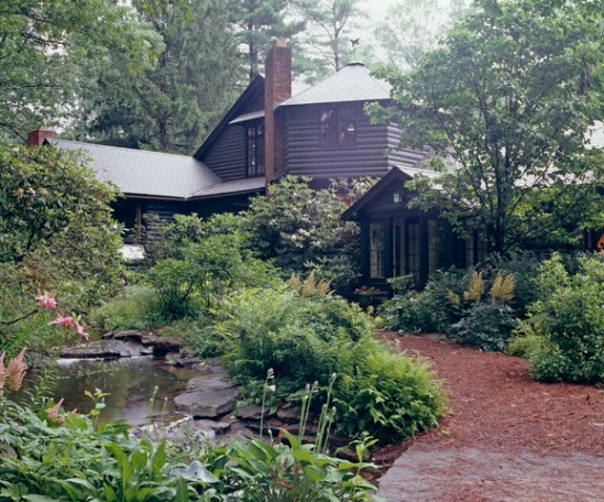 Ao nước trong vườn nhà