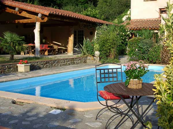 Bể bơi trong khuôn viên nhà