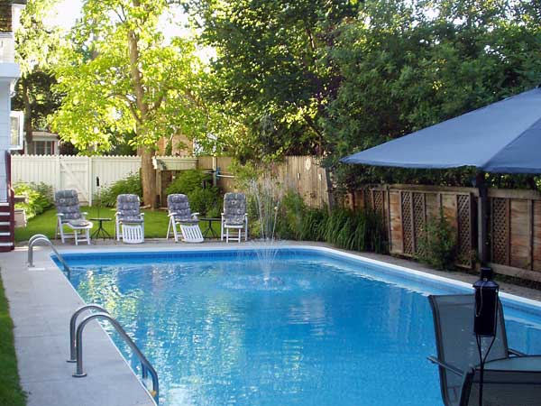 Bể bơi trong khuôn viên nhà