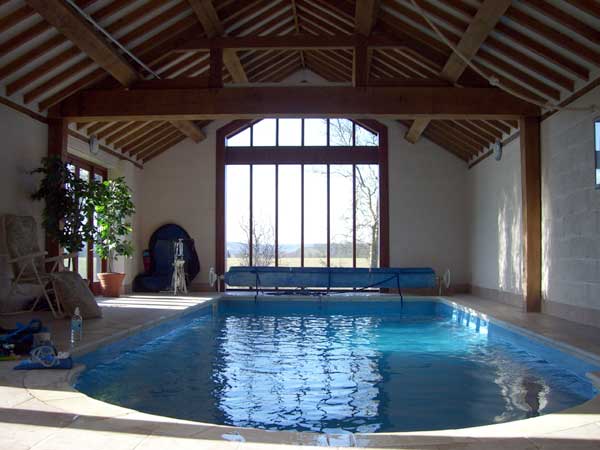 Bể bơi trong khuôn viên nhà