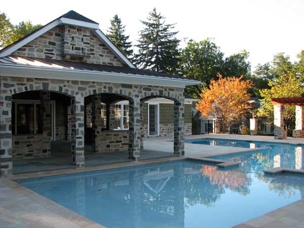 Bể bơi trong khuôn viên nhà