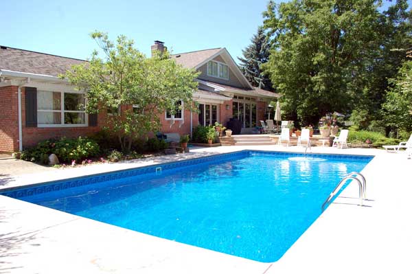 Bể bơi trong khuôn viên nhà