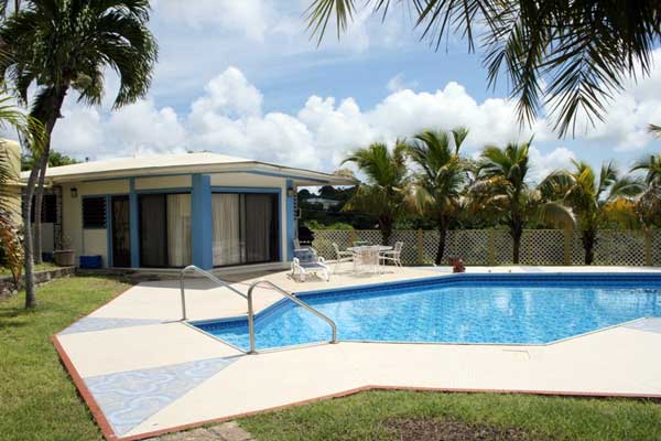 Bể bơi trong khuôn viên nhà