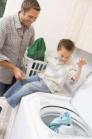 Làm gì để tiết kiệm tối đa thời gian giặt ủi quần áo trong gia đình